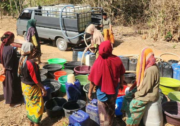 Caption: Tim Aristar Indonesia saat menyalurkan bantuan air bersih gratis di wilayah Kecamatan Tambelangan (Sumber Foto: Safi'i/Pilar Pos)