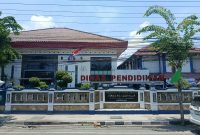 Caption: Kantor Disdik Kabupaten Sampang Tampak Dari Luar (Sumber Foto: Agus Junaidi/Pilar Pos)