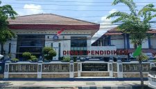 Caption: Kantor Disdik Kabupaten Sampang Tampak Dari Luar (Sumber Foto: Agus Junaidi/Pilar Pos)