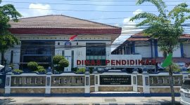 Caption: Kantor Disdik Kabupaten Sampang Tampak Dari Luar (Sumber Foto: Agus Junaidi/Pilar Pos)