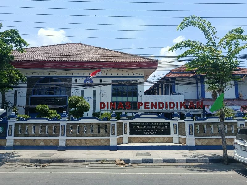 Caption: Kantor Disdik Kabupaten Sampang Tampak Dari Luar (Sumber Foto: Agus Junaidi/Pilar Pos)