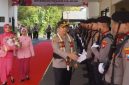 Kapolres Pamekasan AKBP Wahyu Hidayat, foto saat berjabat tangan dengan jajaran kepolisian Polres Pamekasan. 