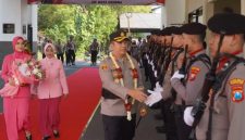 Kapolres Pamekasan AKBP Wahyu Hidayat, foto saat berjabat tangan dengan jajaran kepolisian Polres Pamekasan.