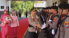 Kapolres Pamekasan AKBP Wahyu Hidayat, foto saat berjabat tangan dengan jajaran kepolisian Polres Pamekasan. 