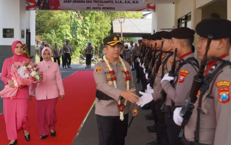 Kapolres Pamekasan AKBP Wahyu Hidayat, foto saat berjabat tangan dengan jajaran kepolisian Polres Pamekasan. 