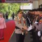 Kapolres Pamekasan AKBP Wahyu Hidayat, foto saat berjabat tangan dengan jajaran kepolisian Polres Pamekasan. 