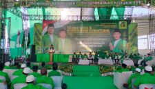 Caption: Mohamad Mardiono, Ketua Umum DPP Partai Persatuan Pembangunan (PPP) saat memberikan arahan kepada Kader PPP di Sampang (Sumber Foto: Agus Junaidi/Pilar Pos)