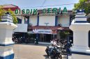 Caption: Sorang wartawan di depan kantor Disdik Sampang (Sumber Foto: Agus Junaidi/Pilar Pos)
