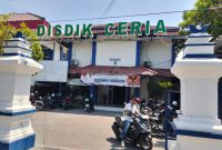 Caption: Sorang wartawan di depan kantor Disdik Sampang (Sumber Foto: Agus Junaidi/Pilar Pos)