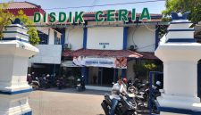 Caption: Sorang wartawan di depan kantor Disdik Sampang (Sumber Foto: Agus Junaidi/Pilar Pos)