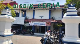 Caption: Sorang wartawan di depan kantor Disdik Sampang (Sumber Foto: Agus Junaidi/Pilar Pos)