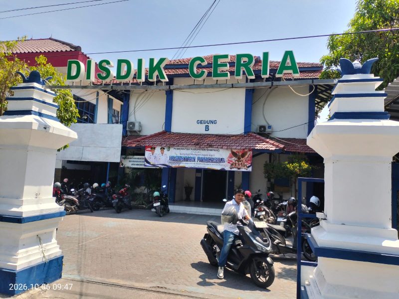 Caption: Sorang wartawan di depan kantor Disdik Sampang (Sumber Foto: Agus Junaidi/Pilar Pos)