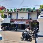 Caption: Sorang wartawan di depan kantor Disdik Sampang (Sumber Foto: Agus Junaidi/Pilar Pos)