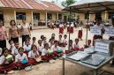 Gambar dihasilkan dari AI, Menampilkan gambar sejumlah siswa dan guru terlantar akibat pengiriman MBG diberhentikan secara sepihak di beberap sekolah. 