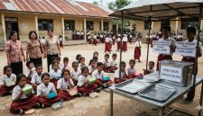 Gambar dihasilkan dari AI, Menampilkan gambar sejumlah siswa dan guru terlantar akibat pengiriman MBG diberhentikan secara sepihak di beberap sekolah. 