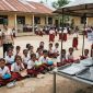 Gambar dihasilkan dari AI, Menampilkan gambar sejumlah siswa dan guru terlantar akibat pengiriman MBG diberhentikan secara sepihak di beberap sekolah. 