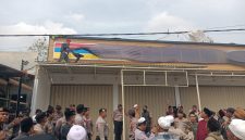 Aparat Kepolisian Polres Pamekasan saat redam massa aksi di lokasi. Rabu, 07/10/2026.