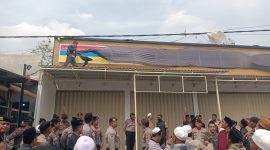 Aparat Kepolisian Polres Pamekasan saat redam massa aksi di lokasi. Rabu, 07/10/2026.