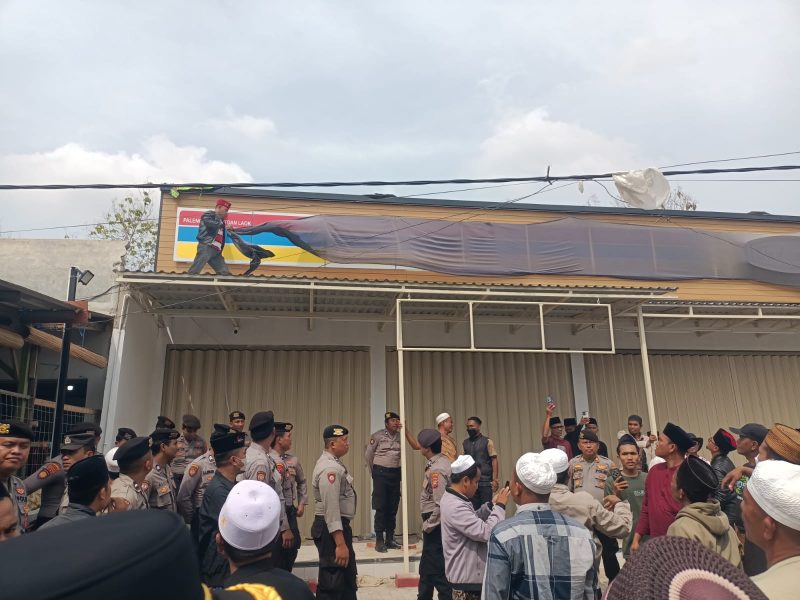 Aparat Kepolisian Polres Pamekasan saat redam massa aksi di lokasi. Rabu, 07/10/2026.