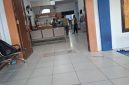 Caption: Anggota Kepolisian Polres Sampang saat mendatangi Puskesmas Robatal (Sumber Foto: Warga For Pilar Pos)