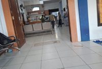 Caption: Anggota Kepolisian Polres Sampang saat mendatangi Puskesmas Robatal (Sumber Foto: Warga For Pilar Pos)