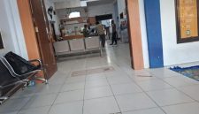 Caption: Anggota Kepolisian Polres Sampang saat mendatangi Puskesmas Robatal (Sumber Foto: Warga For Pilar Pos)