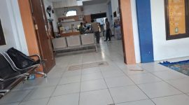 Caption: Anggota Kepolisian Polres Sampang saat mendatangi Puskesmas Robatal (Sumber Foto: Warga For Pilar Pos)