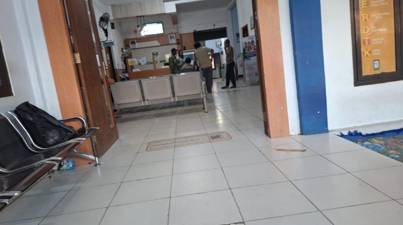 Caption: Anggota Kepolisian Polres Sampang saat mendatangi Puskesmas Robatal (Sumber Foto: Warga For Pilar Pos)