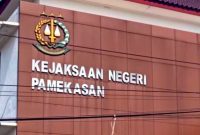 Kantor kejari pamekasan jalan raya panglegur kabupaten pamekasan. 