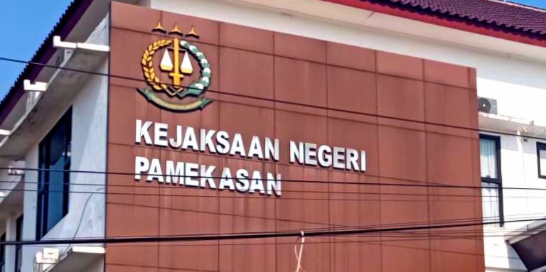 Kantor kejari pamekasan jalan raya panglegur kabupaten pamekasan. 