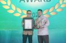 Caption: Direktur Utama BPR Syariah Sampang Perseroda, Syaifullah Asyik, saat menerima penghargaan dalam ajang Infobank Sharia Award 2026 (Sumber Foto: Syaifullah Asik For Pilar Pos)