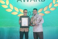 Caption: Direktur Utama BPR Syariah Sampang Perseroda, Syaifullah Asyik, saat menerima penghargaan dalam ajang Infobank Sharia Award 2026 (Sumber Foto: Syaifullah Asik For Pilar Pos)