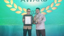 Caption: Direktur Utama BPR Syariah Sampang Perseroda, Syaifullah Asyik, saat menerima penghargaan dalam ajang Infobank Sharia Award 2026 (Sumber Foto: Syaifullah Asik For Pilar Pos)