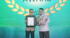 Caption: Direktur Utama BPR Syariah Sampang Perseroda, Syaifullah Asyik, saat menerima penghargaan dalam ajang Infobank Sharia Award 2026 (Sumber Foto: Syaifullah Asik For Pilar Pos)