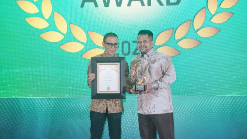 Caption: Direktur Utama BPR Syariah Sampang Perseroda, Syaifullah Asyik, saat menerima penghargaan dalam ajang Infobank Sharia Award 2026 (Sumber Foto: Syaifullah Asik For Pilar Pos)