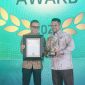 Caption: Direktur Utama BPR Syariah Sampang Perseroda, Syaifullah Asyik, saat menerima penghargaan dalam ajang Infobank Sharia Award 2026 (Sumber Foto: Syaifullah Asik For Pilar Pos)