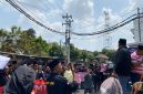 Warga Madura menggelar istighasah dan mengawal pemeriksaan pengurus KMY di Polresta Yogyakarta.
