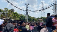 Warga Madura menggelar istighasah dan mengawal pemeriksaan pengurus KMY di Polresta Yogyakarta.