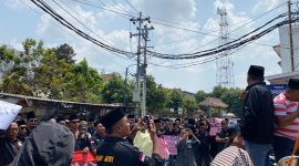 Warga Madura menggelar istighasah dan mengawal pemeriksaan pengurus KMY di Polresta Yogyakarta.