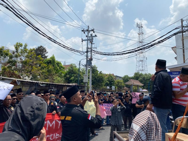 Warga Madura menggelar istighasah dan mengawal pemeriksaan pengurus KMY di Polresta Yogyakarta.