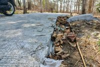 Caption: Kondisi Kerusakan Proyek Rabat Beton Dana Desa Gunung Eleh, Kecamatan Kedungdung (Sumber Foto: Agus Junaidi/Pilar Pos)