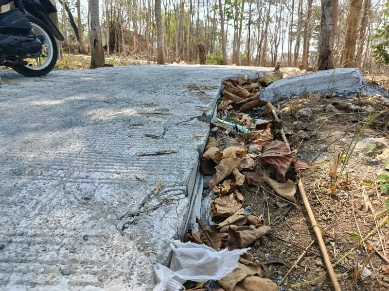 Caption: Kondisi Kerusakan Proyek Rabat Beton Dana Desa Gunung Eleh, Kecamatan Kedungdung (Sumber Foto: Agus Junaidi/Pilar Pos)