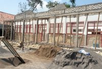 Caption: Kondisi dan Lokasi Proyek Revitalisasi di SDN Jelgung 3, Kecamatan Robatal (Sumber Foto: Agus Junaidi/Pilar Pos)
