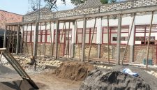 Caption: Kondisi dan Lokasi Proyek Revitalisasi di SDN Jelgung 3, Kecamatan Robatal (Sumber Foto: Agus Junaidi/Pilar Pos)