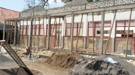 Caption: Kondisi dan Lokasi Proyek Revitalisasi di SDN Jelgung 3, Kecamatan Robatal (Sumber Foto: Agus Junaidi/Pilar Pos)