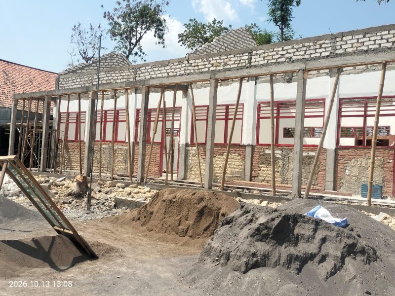 Caption: Kondisi dan Lokasi Proyek Revitalisasi di SDN Jelgung 3, Kecamatan Robatal (Sumber Foto: Agus Junaidi/Pilar Pos)