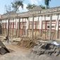 Caption: Kondisi dan Lokasi Proyek Revitalisasi di SDN Jelgung 3, Kecamatan Robatal (Sumber Foto: Agus Junaidi/Pilar Pos)