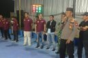 Kapolsek Pasean, AKP Gunarto, mengajak seluruh elemen masyarakat dan para atlet bola voli di Kecamatan Pasean, Kabupaten Pamekasan, untuk menjadikan turnamen olahraga sebagai momentum mempererat silaturahmi, membangun persahabatan, sekaligus menambah pengalaman bertanding. Selasa malam, 13/10/2026.
