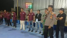 Kapolsek Pasean, AKP Gunarto, mengajak seluruh elemen masyarakat dan para atlet bola voli di Kecamatan Pasean, Kabupaten Pamekasan, untuk menjadikan turnamen olahraga sebagai momentum mempererat silaturahmi, membangun persahabatan, sekaligus menambah pengalaman bertanding. Selasa malam, 13/10/2026.