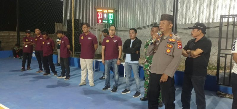 Kapolsek Pasean, AKP Gunarto, mengajak seluruh elemen masyarakat dan para atlet bola voli di Kecamatan Pasean, Kabupaten Pamekasan, untuk menjadikan turnamen olahraga sebagai momentum mempererat silaturahmi, membangun persahabatan, sekaligus menambah pengalaman bertanding. Selasa malam, 13/10/2026.